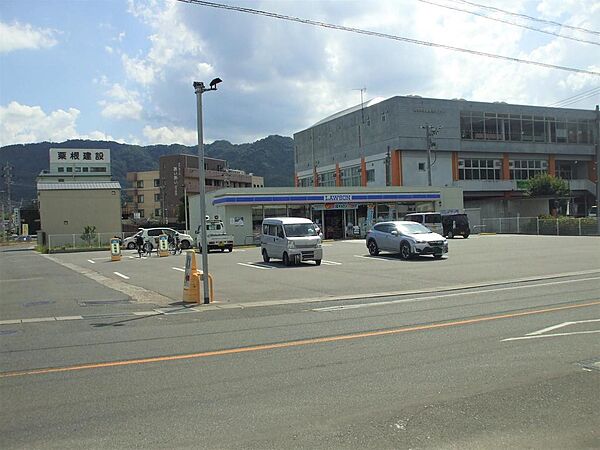 最寄りのコンビニまで650ｍ