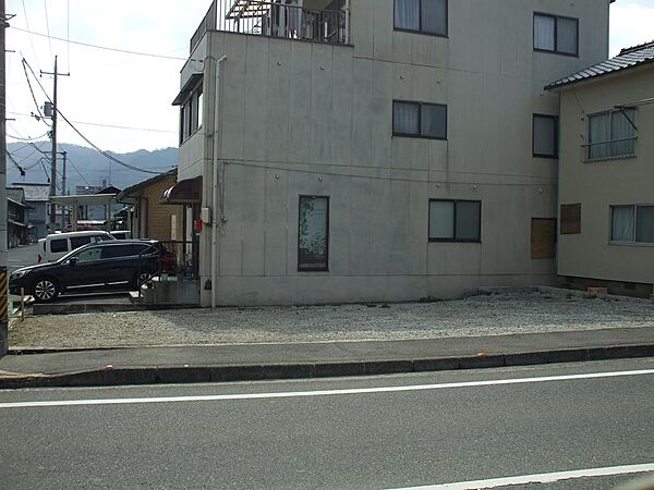 物件北側道路の反対側から撮影