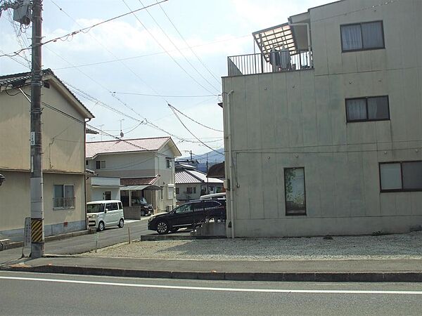 物件北側道路の反対側から撮影