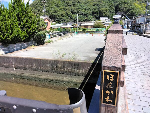 物件南西側、橋の上から撮影