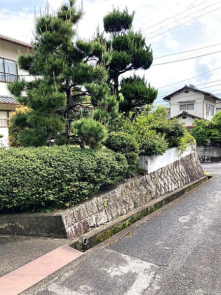 公道から物件入口を撮影しました