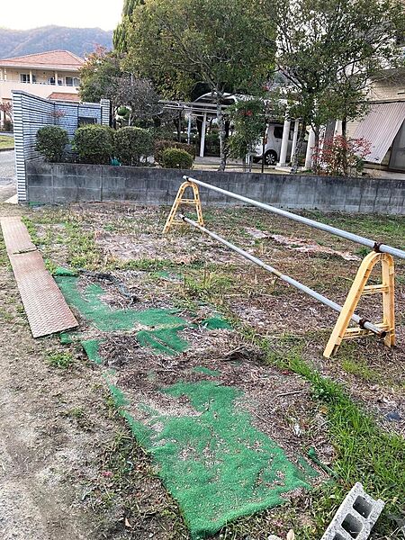物件南側公道出入り口付近別角度で撮影しました