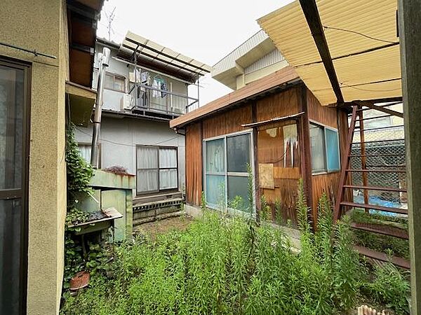 敷地奥のお庭と、簡易的な「離れ」