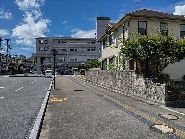 東側　前面道路