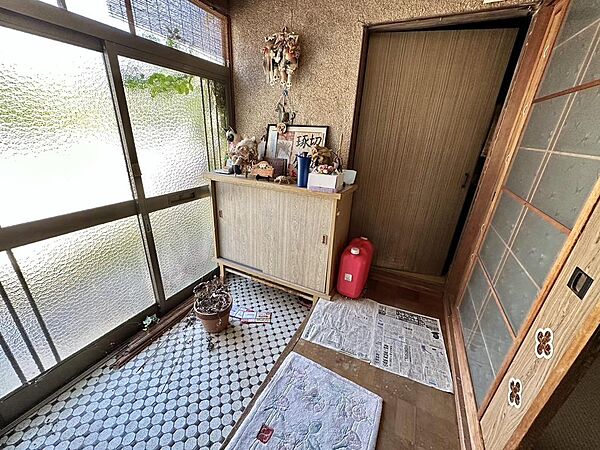玄関にはシューズボックスがあります。和室へ続くドアと引き戸があります。
