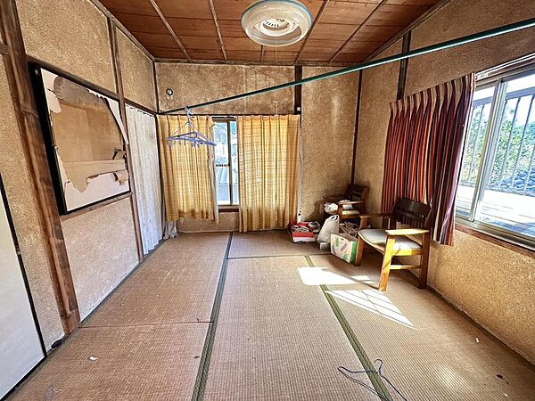 2階の和室です。3面に窓があり、日当たりや風通しも良く、心地よいお部屋です♪
