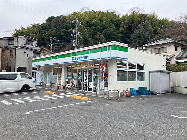 ファミリーマート己斐上二丁目店300ｍ