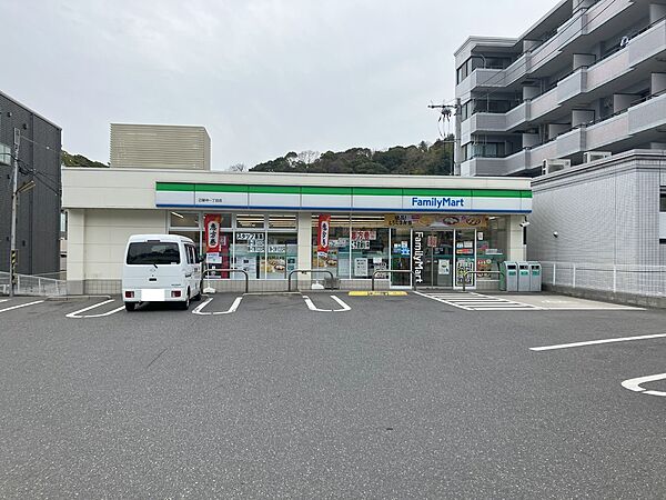 ファミリーマート己斐中一丁目店570ｍ