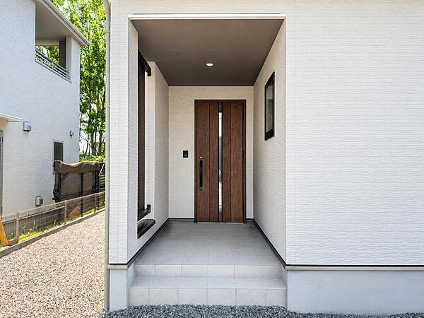広い玄関は木目調の目隠しがあり、とても落ち着きのある雰囲気！