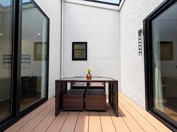 LDKからもすぐに出られる中庭は広々6帖。人目を気にせず、洗濯物の外干しやBBQなどができます♪