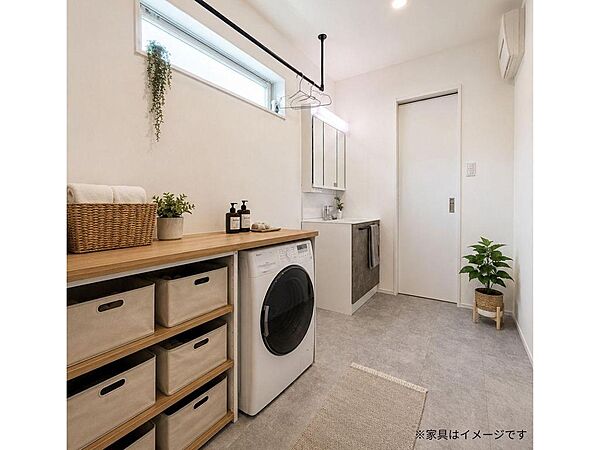 洗面+広々ランドリールーム（3.5帖）は？沢山の洗濯物にも対応。花粉や黄砂などの対策も万全。さらに急な雨が？降っても大丈夫！