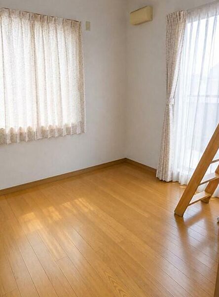 ロフト付の明るい部屋です。バルコニーも広くぜひ、内見予約してください