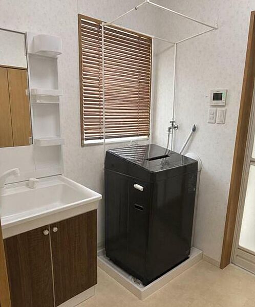 機能的な洗面・窓有で明るいです。