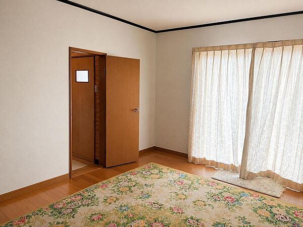 1階の洋室です。明るい光が差し込む心地のよい洋室です。