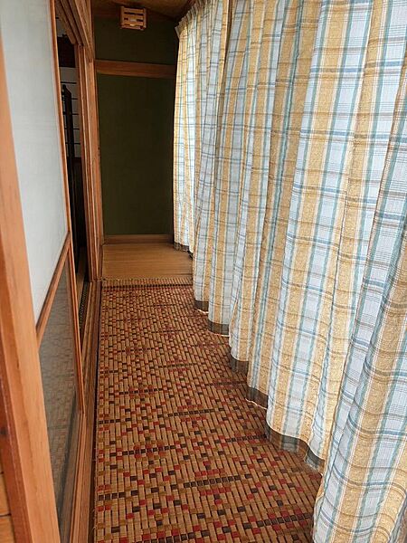 1階和室の隣の縁側の廊下です。外の暑さや寒さが和室に直接伝わるのを防げます。