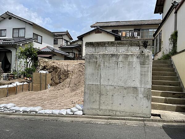 向かって右に階段あり