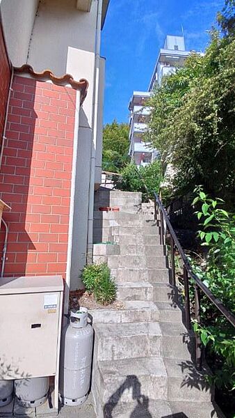 玄関横から2階部分へ