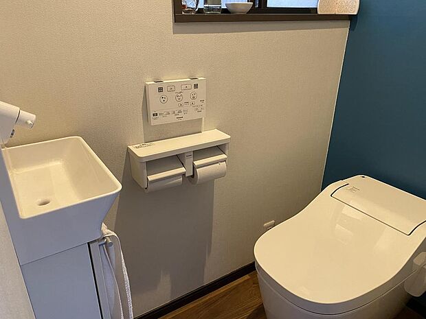 トイレには手洗い器があります
