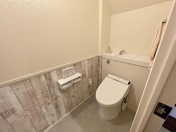 奥行がしっかりある、ウォシュレット付きの明るい内装のトイレです♪