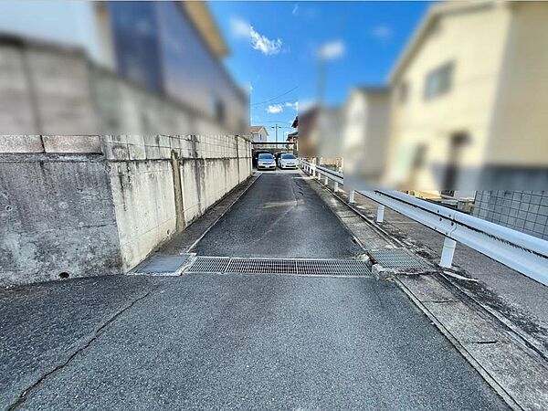 開発道路(共有持ち分1/2)は4ｍ幅で、大きな隅切りがあるのでバック駐車も楽にできます♪