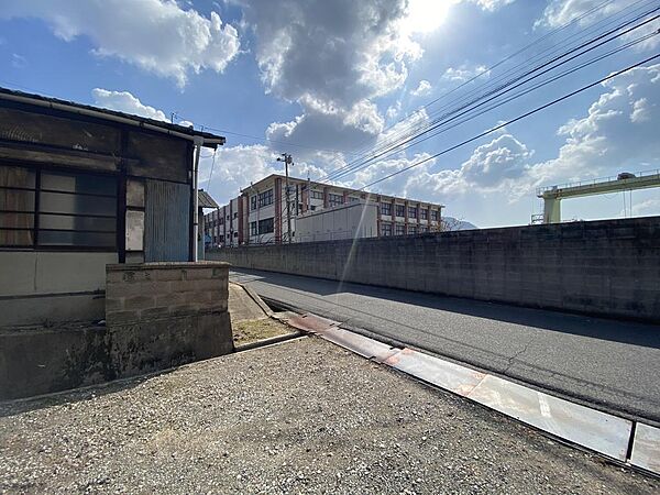 道路の向かいは工場