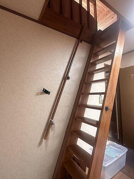 小屋裏収納階段