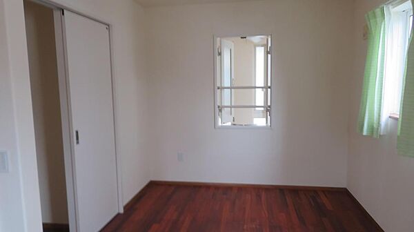 2階洋間（約8帖）2部屋にすることもできる