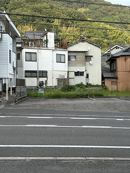 県道から
