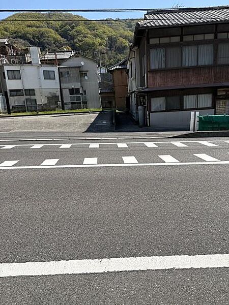 県道から里道（幅1.4ｍ）で入ります。車侵入不可。