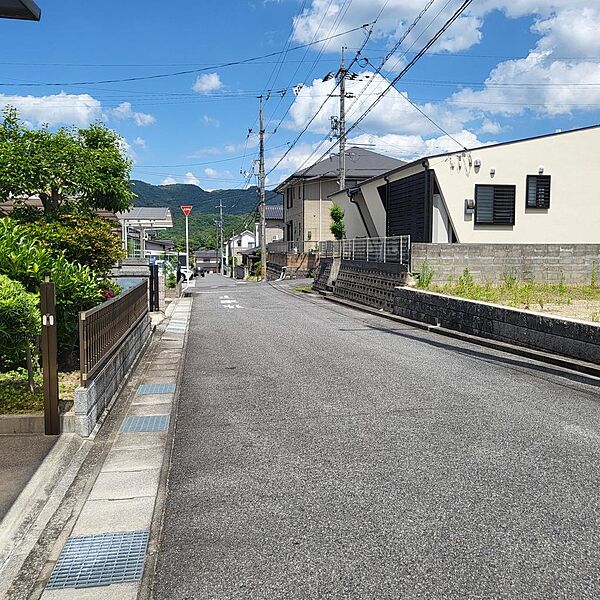 道路が広く、車の履行に問題がありません