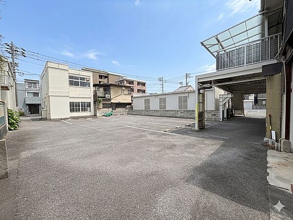約220坪のゆとりある敷地のため建物配置や駐車スペース、庭の計画など自由度の高いプランニングが可能。現地では敷地の広さや奥行きを実際にご確認いただけるため理想の住まいづくりを具体的にイメージできます。
