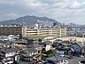 玄関前廊下から見える五日市中央小学校　　小学校まで430ｍ