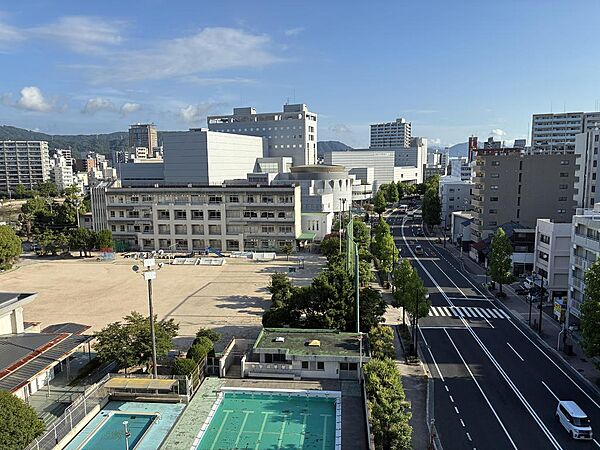 北側の眺望です。見える学校は中島小学校です。