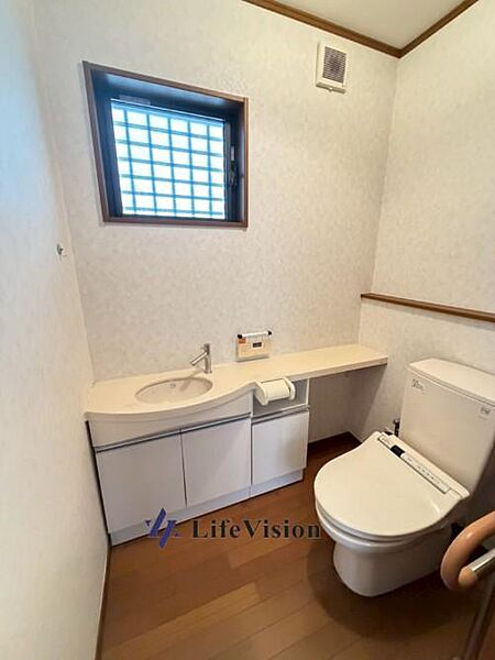 窓付きで明るい1階トイレは、温水洗浄便座と手洗い付きで使い勝手も良好。清潔感のある内装で、毎日気持ちよく使える空間です。