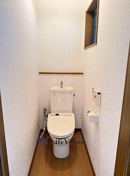 窓付きで明るい2階トイレは、手洗い一体型で使い勝手も良好。清潔感のある内装で、毎日気持ちよく使えるコンパクトな空間です。