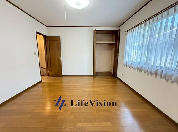 明るい窓が心地よい洋室は、収納も備わり使い勝手良好。落ち着いた雰囲気で、寝室や子ども部屋としても使いやすい空間です。
