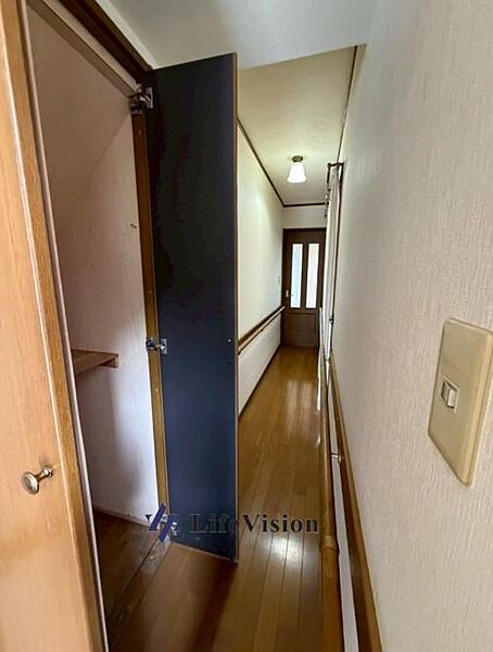 廊下に便利な収納を備え、日用品や掃除道具をすっきり片付けられる使い勝手の良いスペース。動線上にあり、生活が整いやすい点も魅力です。