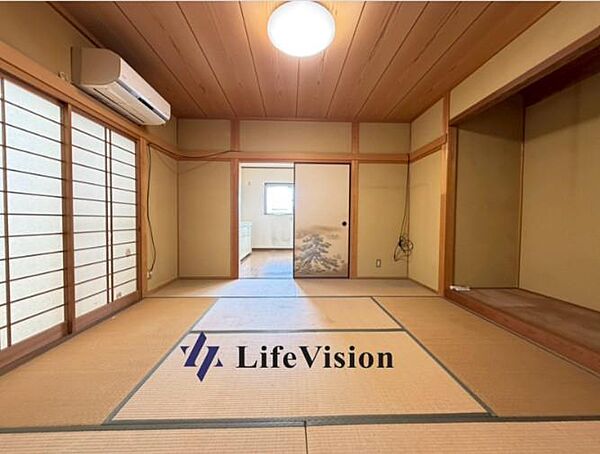 落ち着いた8畳の和室は、床の間や襖絵が上質な雰囲気を演出。隣室との続き間で使い勝手も良く、くつろぎの時間を過ごせる心地よい空間です。