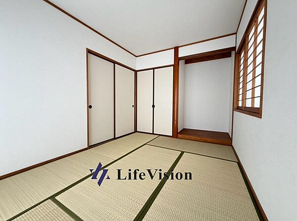 1階玄関横の和室6帖は、使い勝手が良く多目的に活躍する空間です。