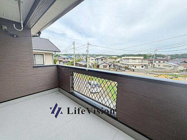 明るさと風通しが心地よい、使い勝手の良いバルコニーです。