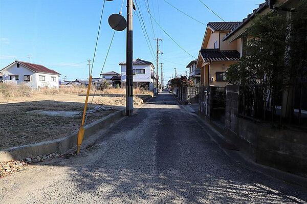交通量の少ない静かな前面道路です。