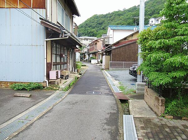 交通量の少ない全面道路です。