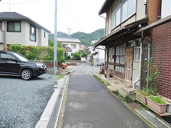交通量の少ない全面道路です。