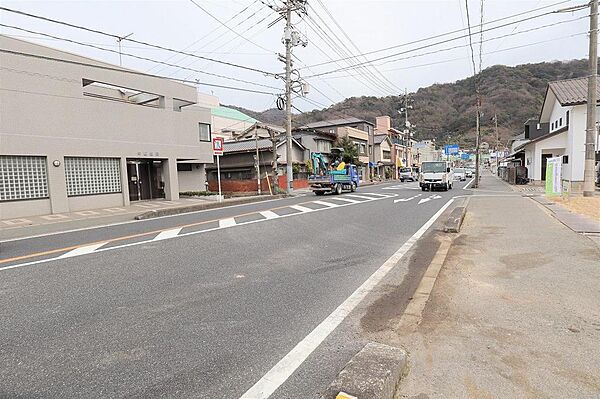広く見通しの良い前面道路です。小学校徒歩5分！小さなお子様の通学にも安心な環境です。