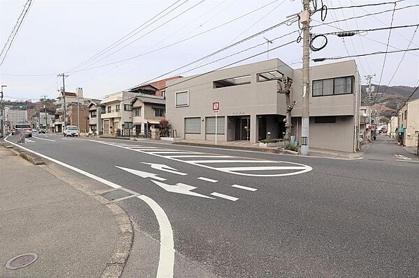 広く見通しの良い前面道路です。コンビニ・スーパーも徒歩5分圏内で仕事帰りにもお買い物しやすいです。