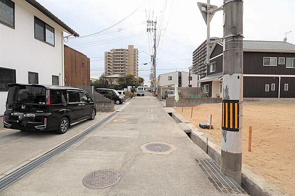 交通量の少ない前面道路です。JR呉線吉浦駅まで徒歩3分、呉方面・広島方面共にアクセス良好です。