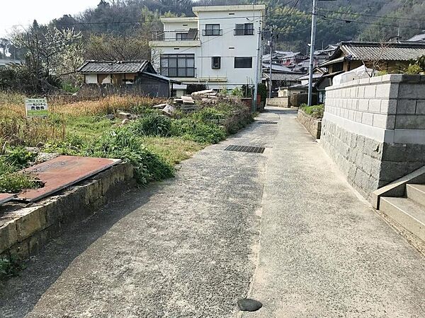 交通量が少ない静かな前面道路です。
