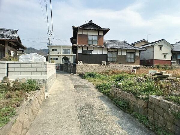 交通量が少ない静かな前面道路です。