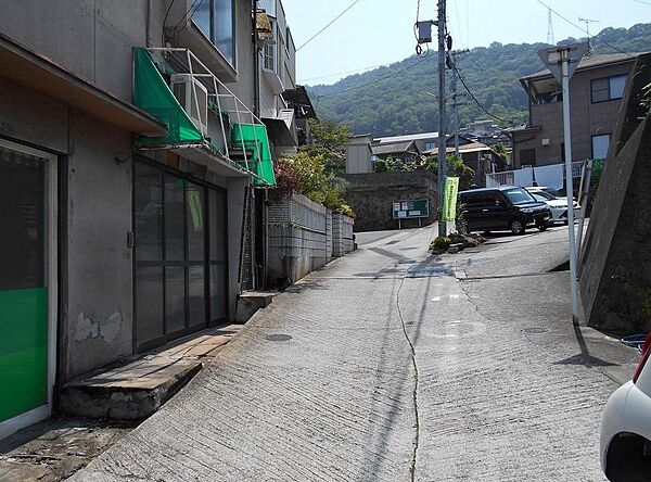 交通量が少ない静かな前面道路です。