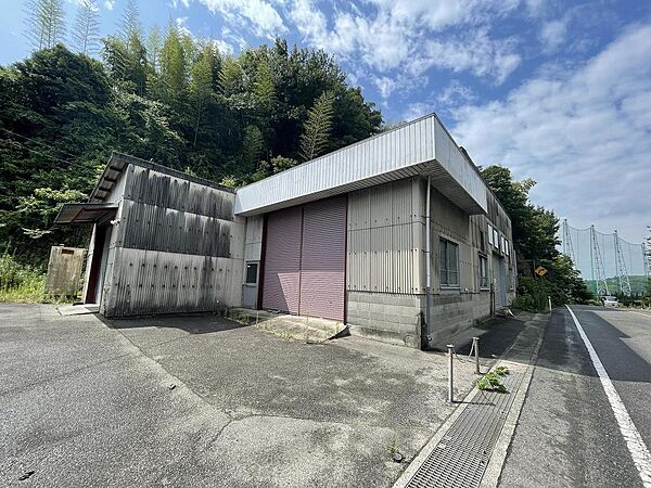 住居・自動車整備用の工場付きです。